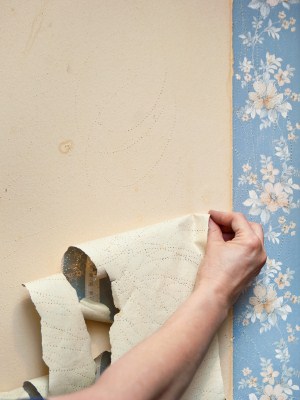 Wallpaper removal in Powder Springs, Georgia by Saffas Painting LLC.